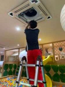 Teknisi ac soga mandiri teknik sedang melakukan perbaikan ac cassete 