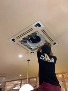 Teknisi Soga Mandiri Teknik sedang melakukan service ac cassete