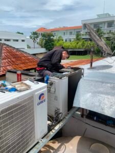 Teknisi Soga Mandiri Teknik sedang melakukan perbaikan outdor AC